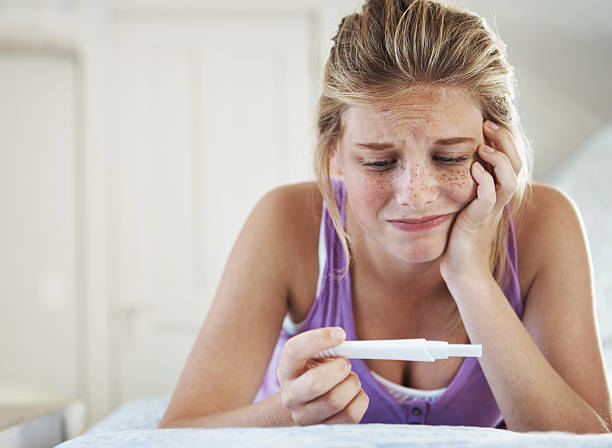 como poderá isso acontecer? - teenage pregnancy fotos imagens e fotografias de stock