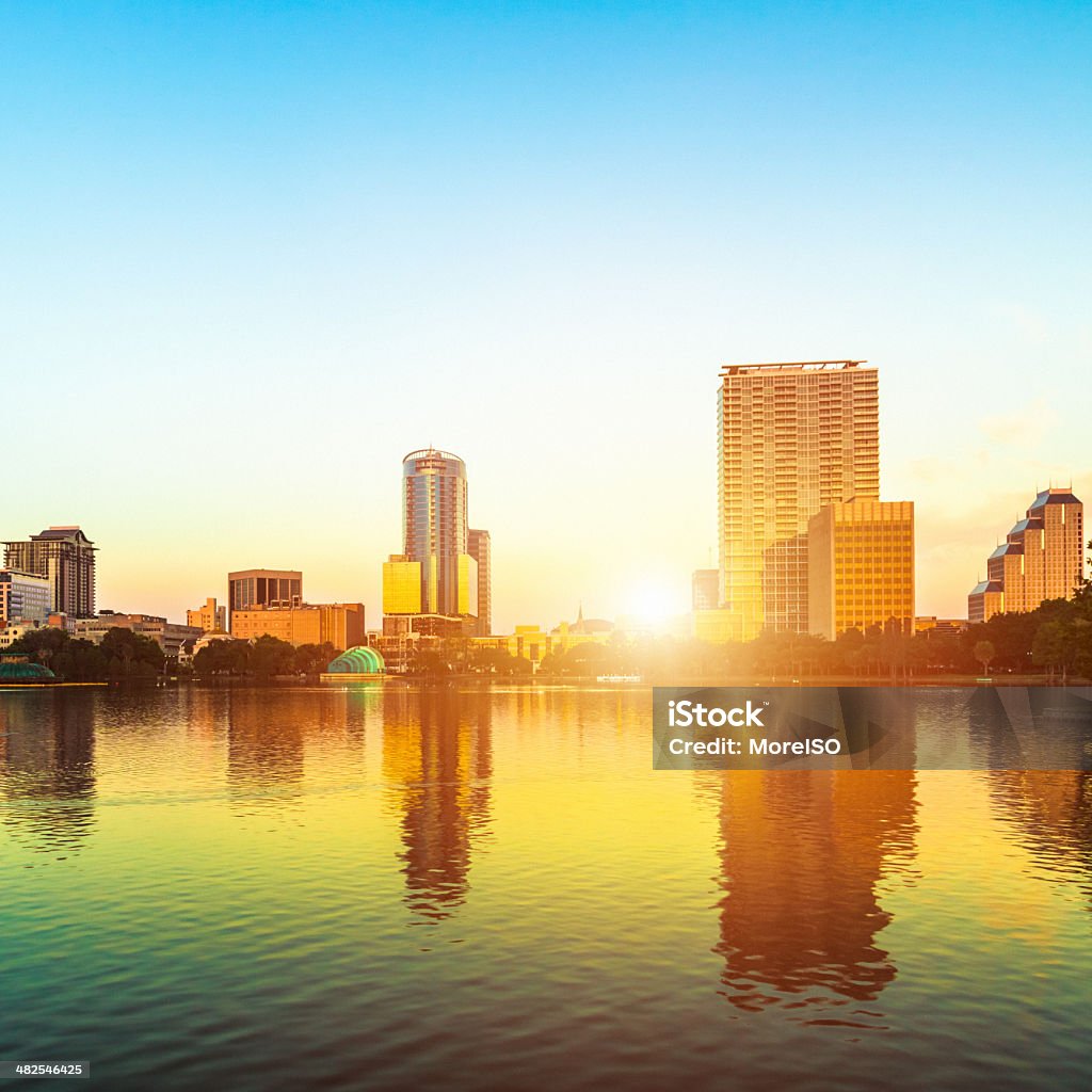 Amanecer en Orlando, el lago Eola, los rayos del sol - Foto de stock de Orlando - Florida libre de derechos