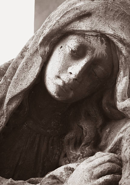 istock Statue Of Women On Tomb 482546568