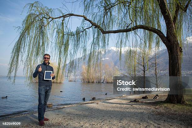 Homem Usando Tablet Digital - Fotografias de stock e mais imagens de Admirar a Vista - Admirar a Vista, Adulto, Ao Ar Livre