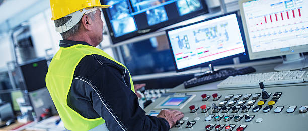 panoramica colpo di tecnico di sala di controllo - control panel technology industry engineer foto e immagini stock