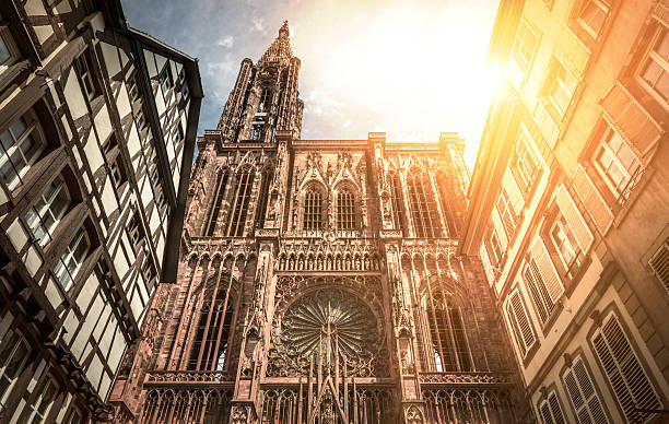 quel cathe drale notre-dame de strasbourg - strasbourg france cathedrale notre dame cathedral europe photos et images de collection