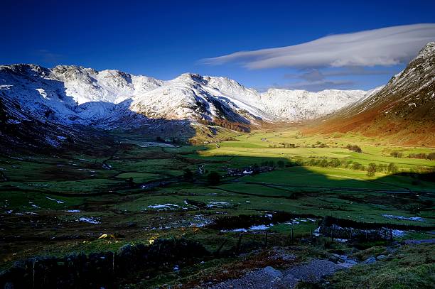 luz solar na fells - bowfell imagens e fotografias de stock