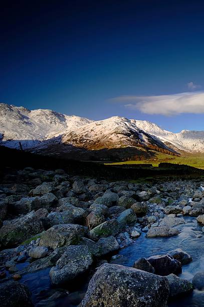 neve coberta fells - bowfell imagens e fotografias de stock