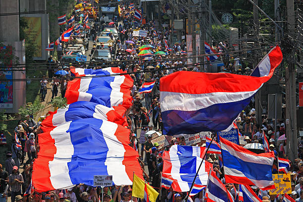 thai protestors rally com grande bandeira da tailândia - suthep imagens e fotografias de stock