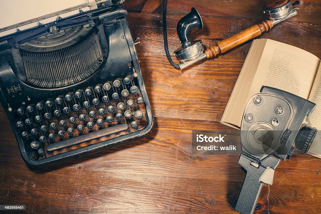 Antigo de 8 mm câmera e máquina de escrever - Foto de stock de Antigo royalty-free