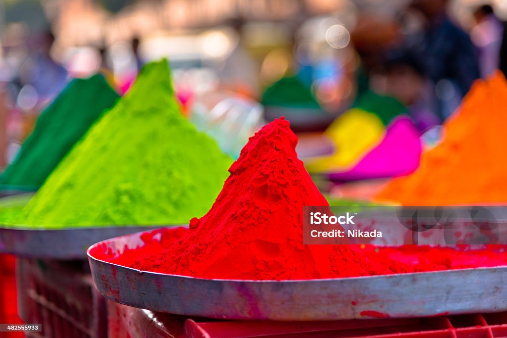 Religiosas colorido Holi polvo para la venta en India - Foto de stock de Amarillo - Color libre de derechos