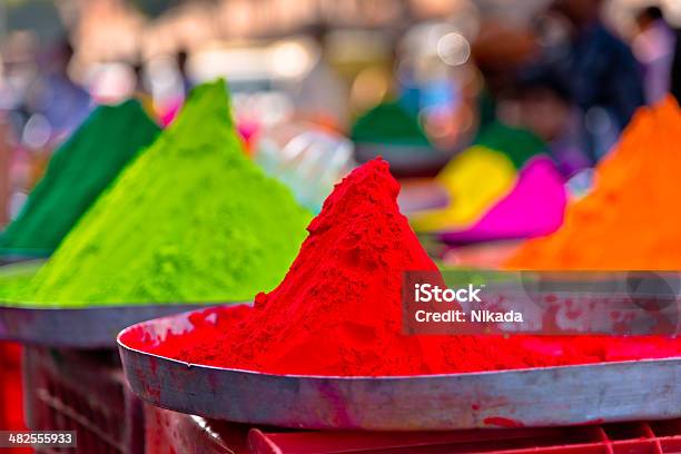 Religiosas Colorido Holi Polvo Para La Venta En India Foto de stock y más banco de imágenes de Amarillo - Color