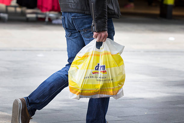 dm-drogeriemarkt plastiktüte einkaufsstraße sale - ehemalige deutsche währung stock-fotos und bilder