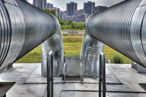 tuberías de agua caliente al aire libre de metal, tubo de acero - water valve oil gas fotografías e imágenes de stock