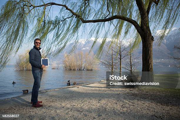 Hombre Usando Tableta Digital Foto de stock y más banco de imágenes de Adulto - Adulto, Adulto joven, Aire libre