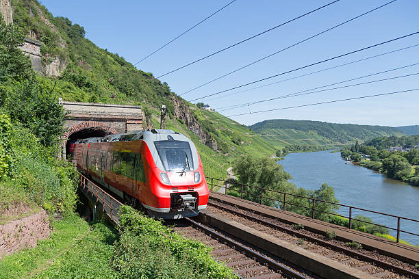 zug verlassen sie den tunnel an fluss mosel in deutschland - train tunnel stock-fotos und bilder