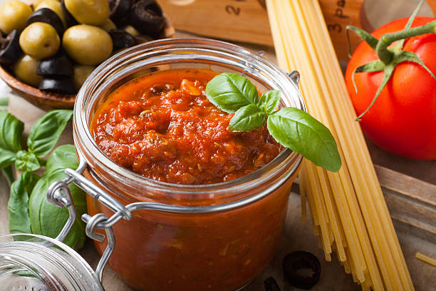 szkło słój domowy makaron z sosem pomidor - tomato sauce jar zdjęcia i obrazy z banku zdjęć