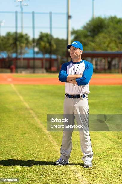 Photo libre de droit de Entraîneur De Baseball Avec Les Bras Croisés banque d'images et plus d'images libres de droit de Baseball - Baseball, Entraîneur, Hommes