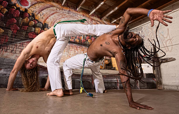 capoeira de frappe - horizontal black and white toned image two people photos et images de collection