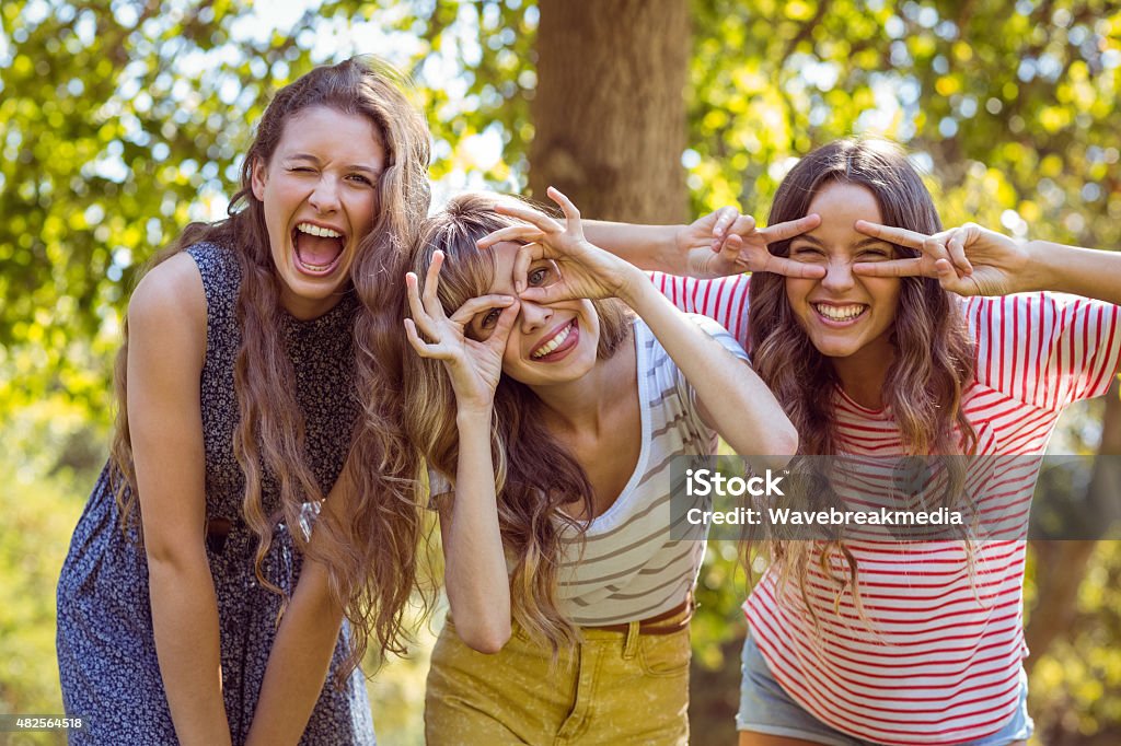 Felices amigos tomando un autorretrato - Foto de stock de Amistad libre de derechos