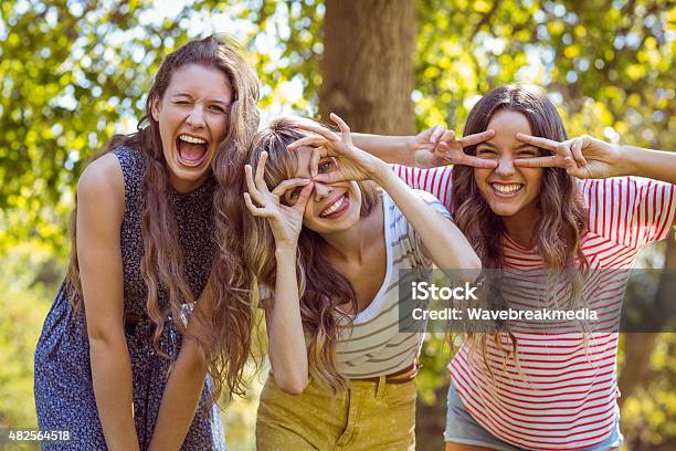 Felices Amigos Tomando Un Autorretrato Foto de stock y más banco de imágenes de Amistad - Amistad, Adolescente, Parque natural
