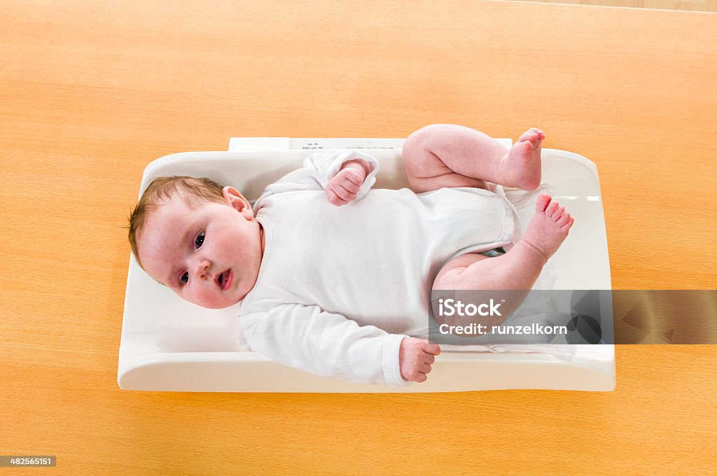 Baby auf Waage - Lizenzfrei Neugeborenes Stock-Foto