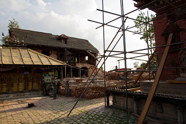 tempio changu narayan terremoto danni, nepal - changu narayan temple foto e immagini stock