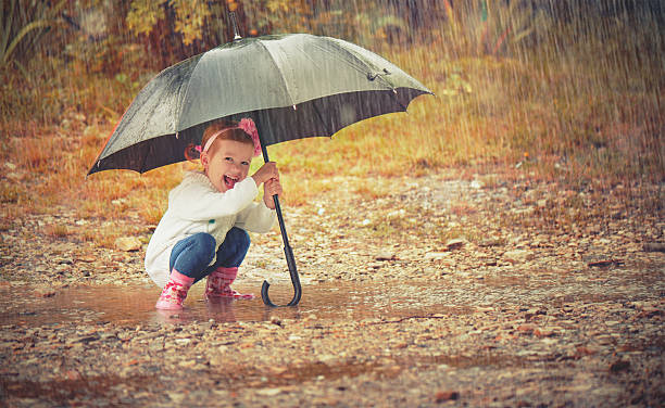 szczęśliwa dziewczynka z parasol w deszczu na charakter - child little girls smiling autumn zdjęcia i obrazy z banku zdjęć