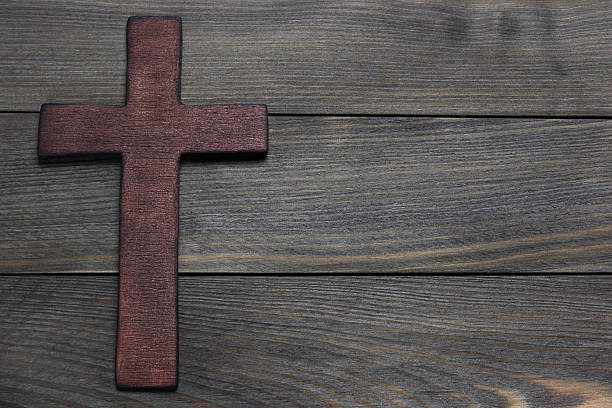 istock Wooden cross on wooden background 482567065