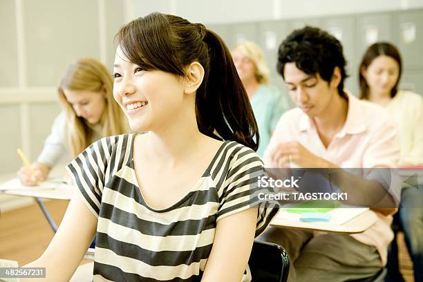 Lächelnde Studentin Die Im Klassenzimmer Studiert Stockfoto und mehr Bilder von Universitätsstudent - Universitätsstudent, Klassenzimmer, Japanischer Abstammung