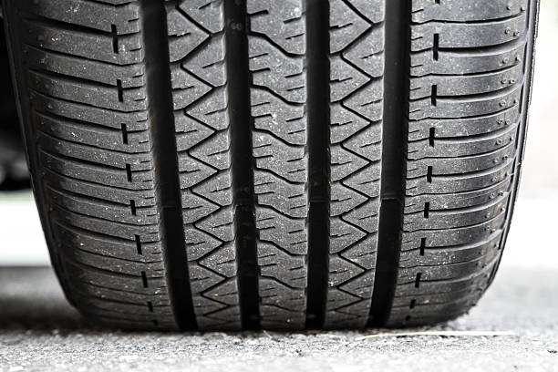 roue de voiture avec ligneuls - usine-de-fabrication-de-pneus photos et images de collection