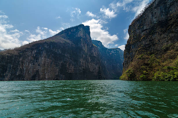 Canyon Sinkhole View of the entrance to Sumidero Canyon in Chiapas, Mexico mexico chiapas cañón del sumidero stock pictures, royalty-free photos & images