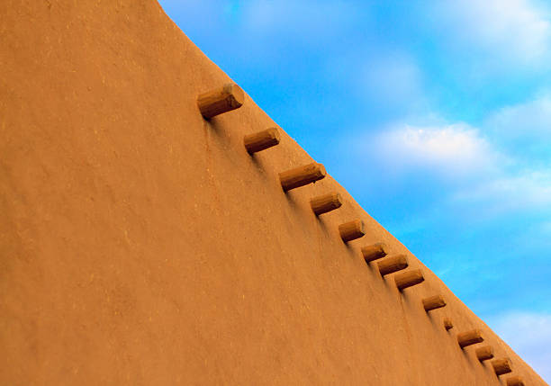 velho adobe parede com vigas, céu azul - ranchos de taos imagens e fotografias de stock