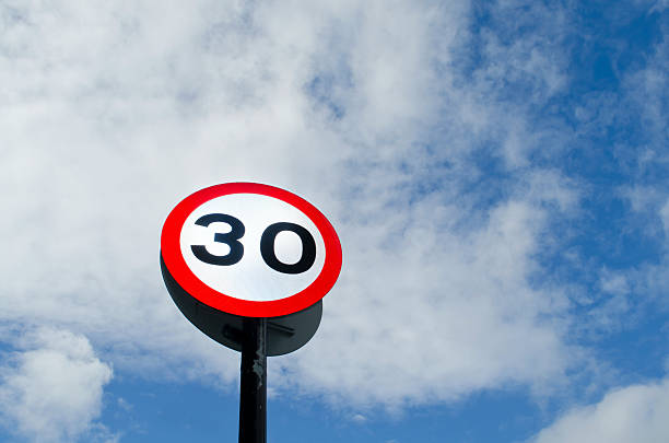 limite di velocità - slow moving vehicle sign foto e immagini stock