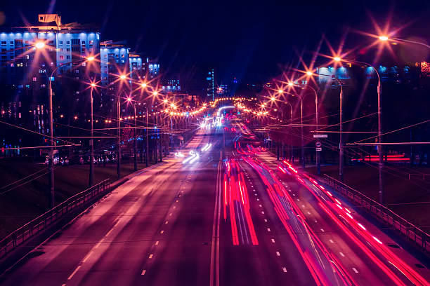 w nocy na autostradzie i wieczorem oświetlenia w centrum miasta - multiple lane highway zdjęcia i obrazy z banku zdjęć