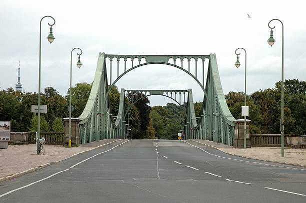 glienicker brücke in potsdam - teltow stock-fotos und bilder