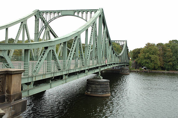 glienicker brücke in potsdam - teltow stock-fotos und bilder