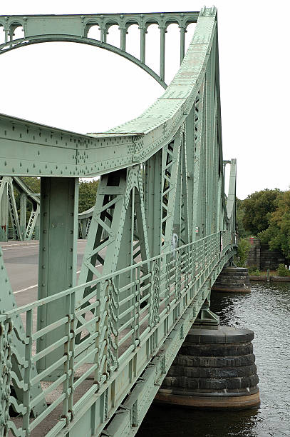 glienicker brücke in potsdam - teltow stock-fotos und bilder