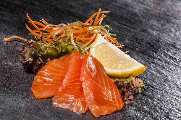 räucherlachs-scheiben - sashimi sushi salad sea stock-fotos und bilder