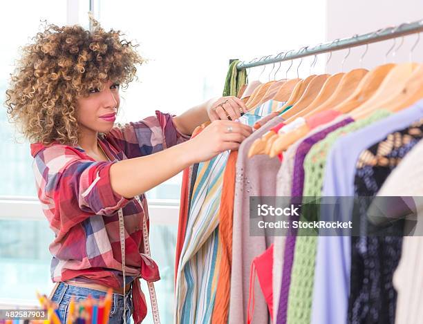 Jovem Designer De Moda Perto De Prateleira Com Hangers - Fotografias de stock e mais imagens de 20-24 Anos