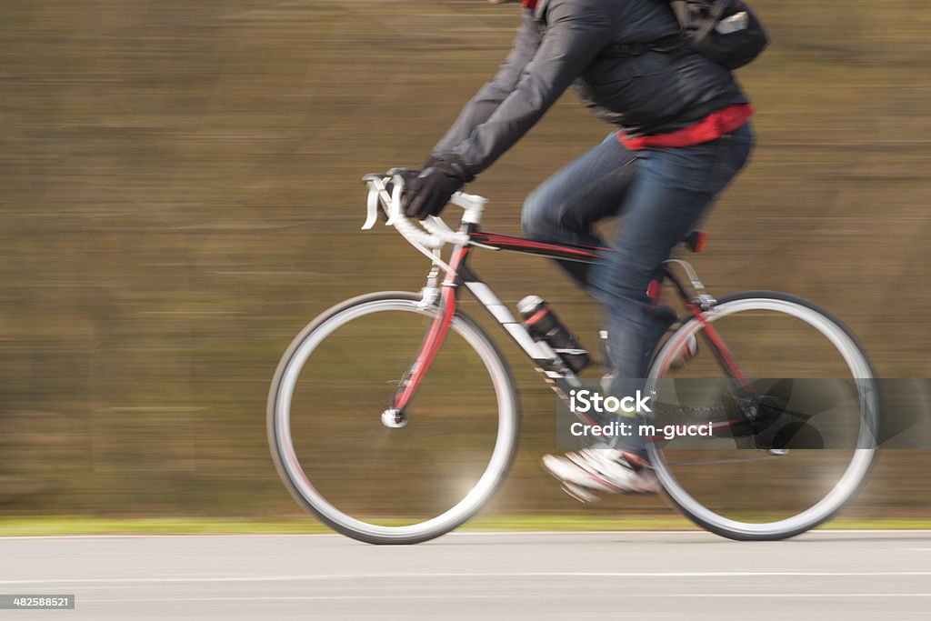 Ciclista em Movimento desfocado - Foto de stock de 30 Anos royalty-free