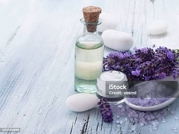 Disposición De Spa En El Salón Lavender Foto de stock y más banco de imágenes de Belleza de la naturaleza - Belleza de la naturaleza, Mercancía, 2015