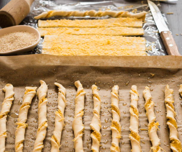 питание. домашней выпечки. хлеб продуктов. сыр, хлеб, палки. искусственная breadsticks. - twisted cheese biscuit pastry стоковые фото и изображения