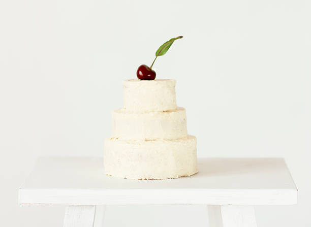 piętrowy tort udekorowany świeżych wiśni na górze. - cake tier zdjęcia i obrazy z banku zdjęć
