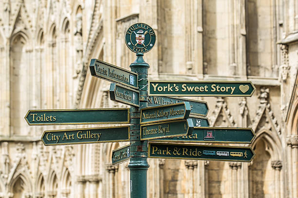 york strada al cartello - cattedrale di york foto e immagini stock