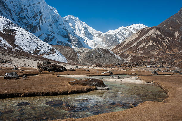 trekking in everest regione, nepal - renjo la foto e immagini stock