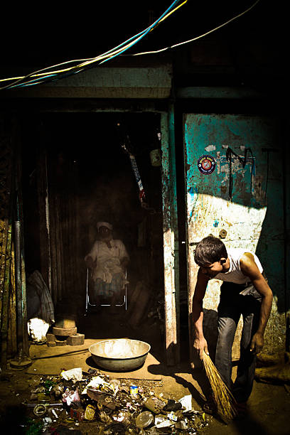 pessoas do dharavi bairros degradados onde surgem de mumbai, índia. - vertical gateway to india famous place travel destinations - fotografias e filmes do acervo