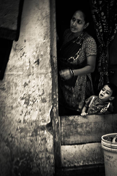 dharavi la gente de los suburbios de mumbai, india. - vertical gateway to india famous place travel destinations fotografías e imágenes de stock