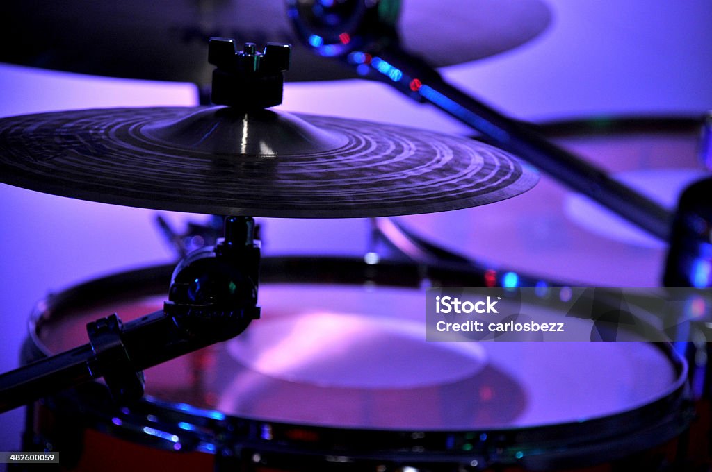 cymbals темный - Стоковые фото Барабан роялти-фри