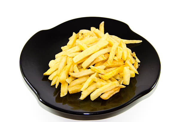 fresca frita papas fritas sobre placa de cerámica - french fries fast food french fries raw raw potato fotografías e imágenes de stock