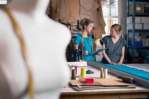 parlando del nuovo design - mannequin dressmakers model tape measure female foto e immagini stock