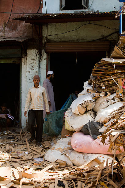 pessoas a reciclagem de papel na dharavi bairros degradados onde surgem de mumbai, índia. - vertical gateway to india famous place travel destinations - fotografias e filmes do acervo