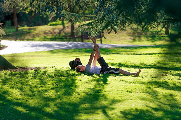 week-end de détente dans le parc du golden gate, san francisco - women grass glasses e reader photos et images de collection