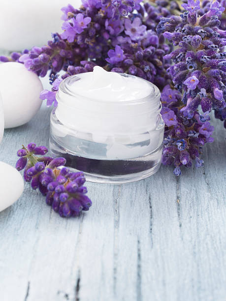 la crème à la lavande pour le visage - lavender lavender coloured merchandise spa treatment photos et images de collection